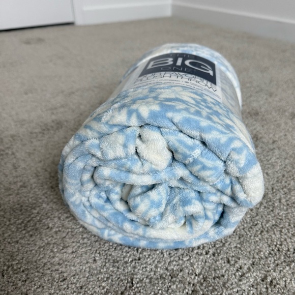 The Big One Bunnies Oversized Super Soft Plush Throw 5’x6’ Easter Bunny NWT - Picture 5 of 5